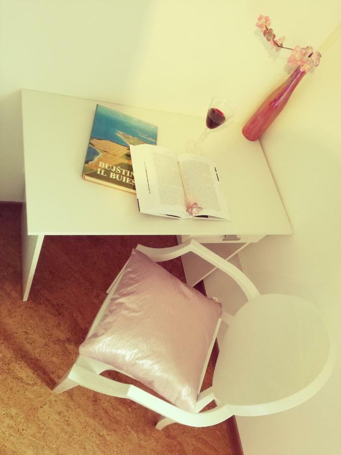 Room Kris With Private Entrance & Private Bathroom Vilanija 외부 사진