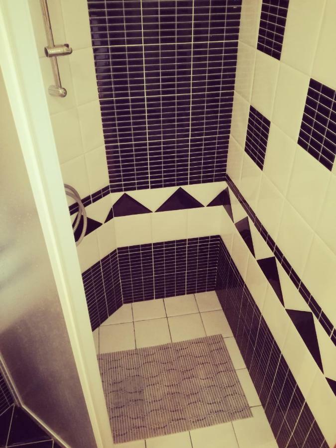 Room Kris With Private Entrance & Private Bathroom Vilanija 외부 사진