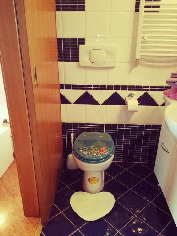 Room Kris With Private Entrance & Private Bathroom Vilanija 외부 사진