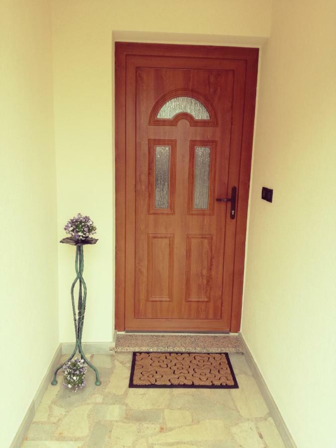 Room Kris With Private Entrance & Private Bathroom Vilanija 외부 사진