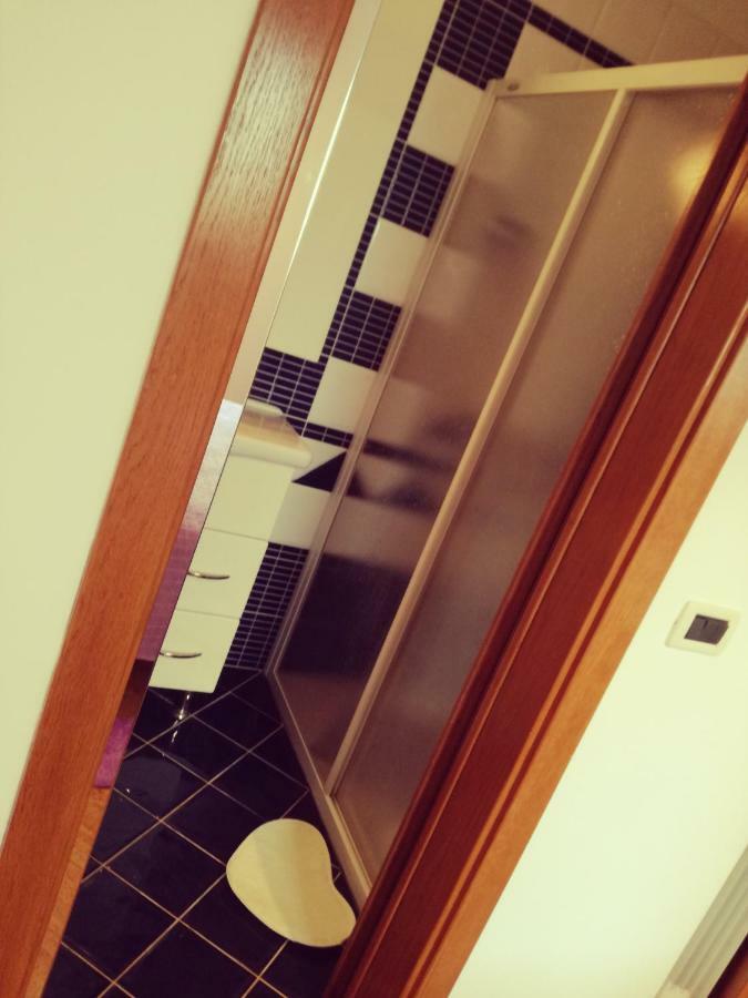 Room Kris With Private Entrance & Private Bathroom Vilanija 외부 사진