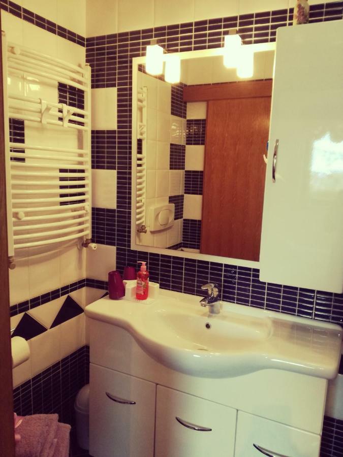 Room Kris With Private Entrance & Private Bathroom Vilanija 외부 사진