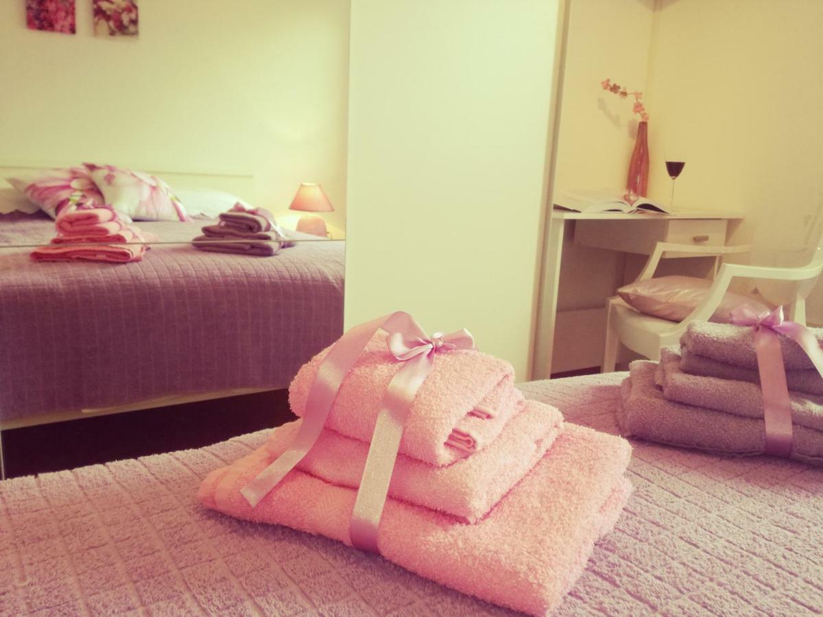 Room Kris With Private Entrance & Private Bathroom Vilanija 외부 사진