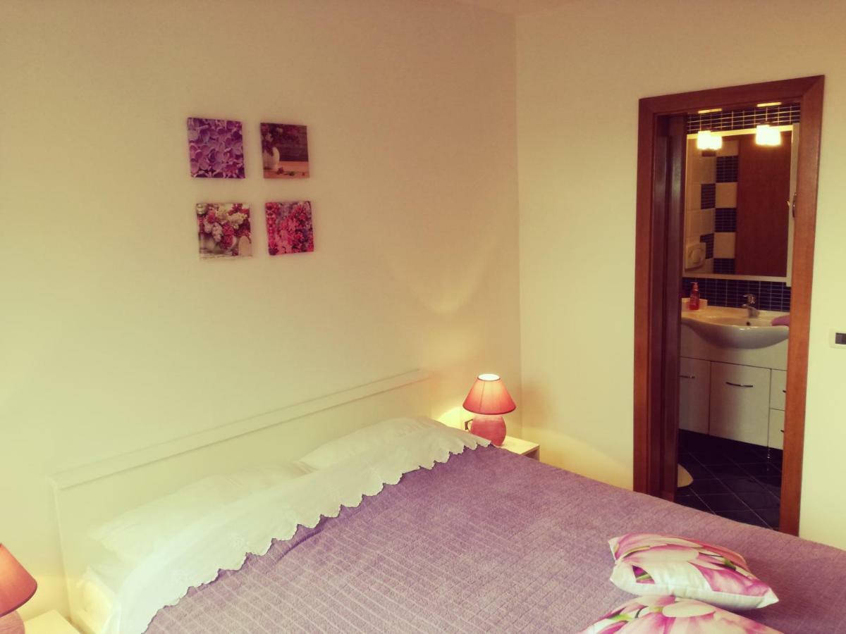 Room Kris With Private Entrance & Private Bathroom Vilanija 외부 사진