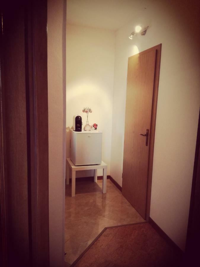 Room Kris With Private Entrance & Private Bathroom Vilanija 외부 사진