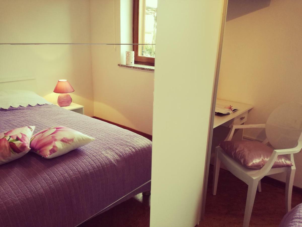 Room Kris With Private Entrance & Private Bathroom Vilanija 외부 사진
