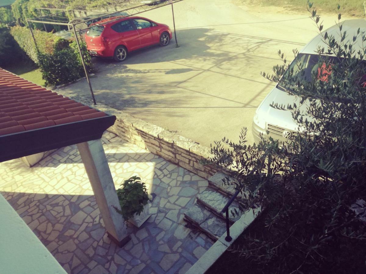 Room Kris With Private Entrance & Private Bathroom Vilanija 외부 사진