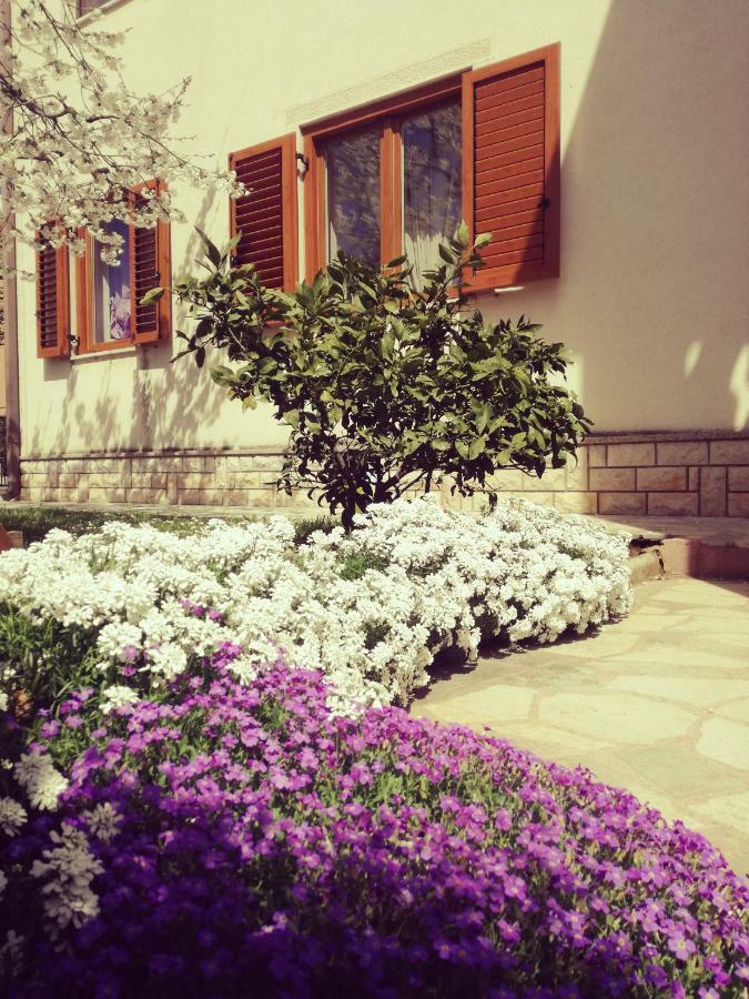 Room Kris With Private Entrance & Private Bathroom Vilanija 외부 사진