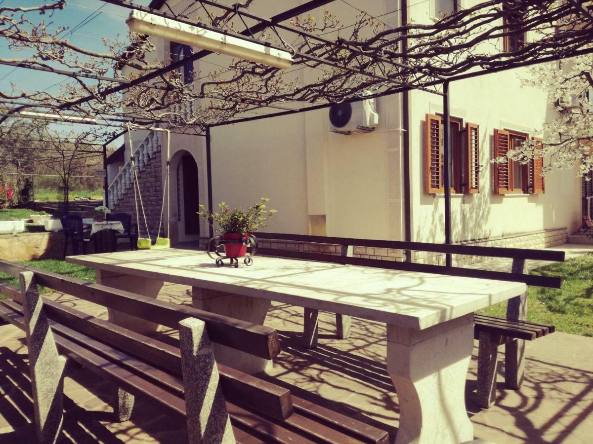 Room Kris With Private Entrance & Private Bathroom Vilanija 외부 사진