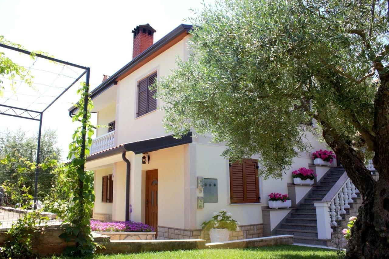 Room Kris With Private Entrance & Private Bathroom Vilanija 외부 사진
