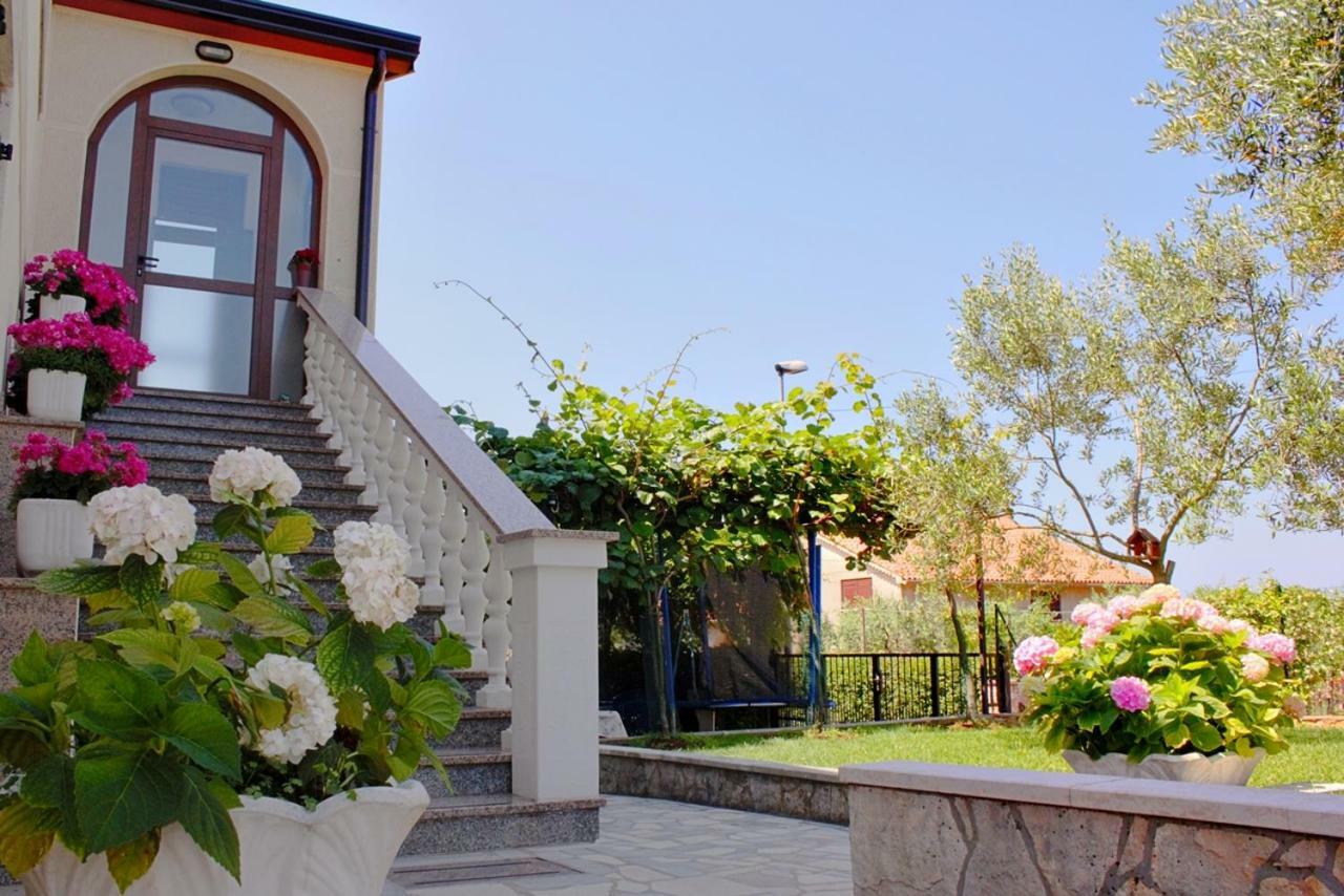 Room Kris With Private Entrance & Private Bathroom Vilanija 외부 사진