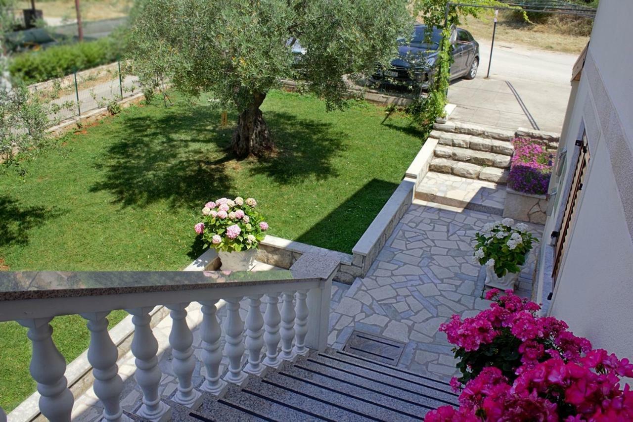 Room Kris With Private Entrance & Private Bathroom Vilanija 외부 사진