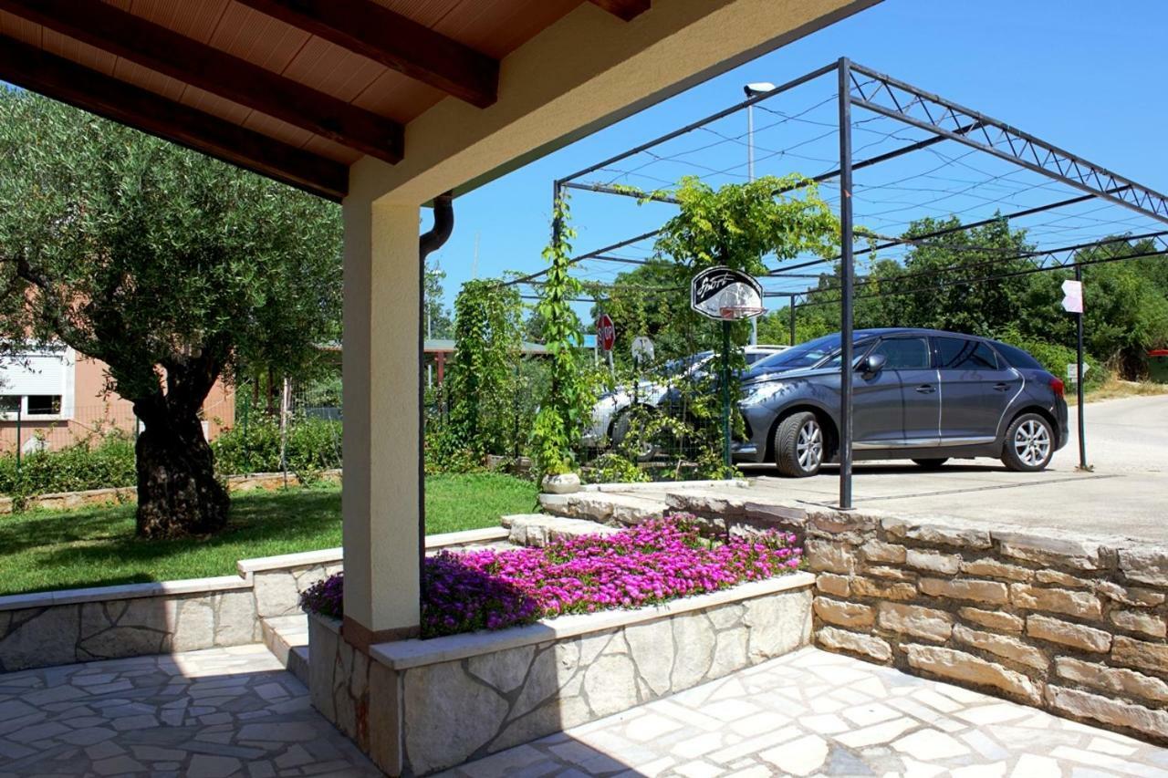 Room Kris With Private Entrance & Private Bathroom Vilanija 외부 사진
